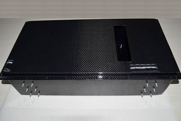 如何避免碳纖維箱體成型時(shí)脫模造成的損傷？