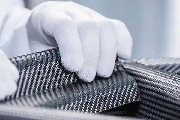 碳纖維預(yù)浸料鋪層處理過程中的幾點(diǎn)注意事項(xiàng)